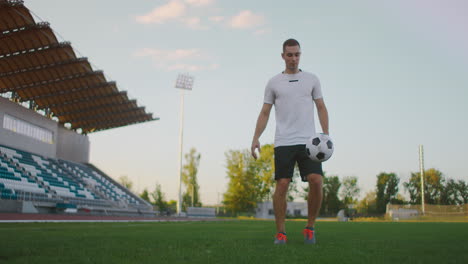 Incline-Hacia-Arriba-Con-Cámara-Lenta-De-Un-Hombre-De-La-Liga-De-Fútbol-Profesional-Haciendo-Malabarismos-Con-La-Pierna-En-El-Campo-De-Juego-Al-Aire-Libre-En-Un-Día-Soleado-De-Verano